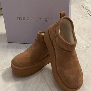 Steve Madden Madden girl Embracce platform bootie Tan faux fur size 8